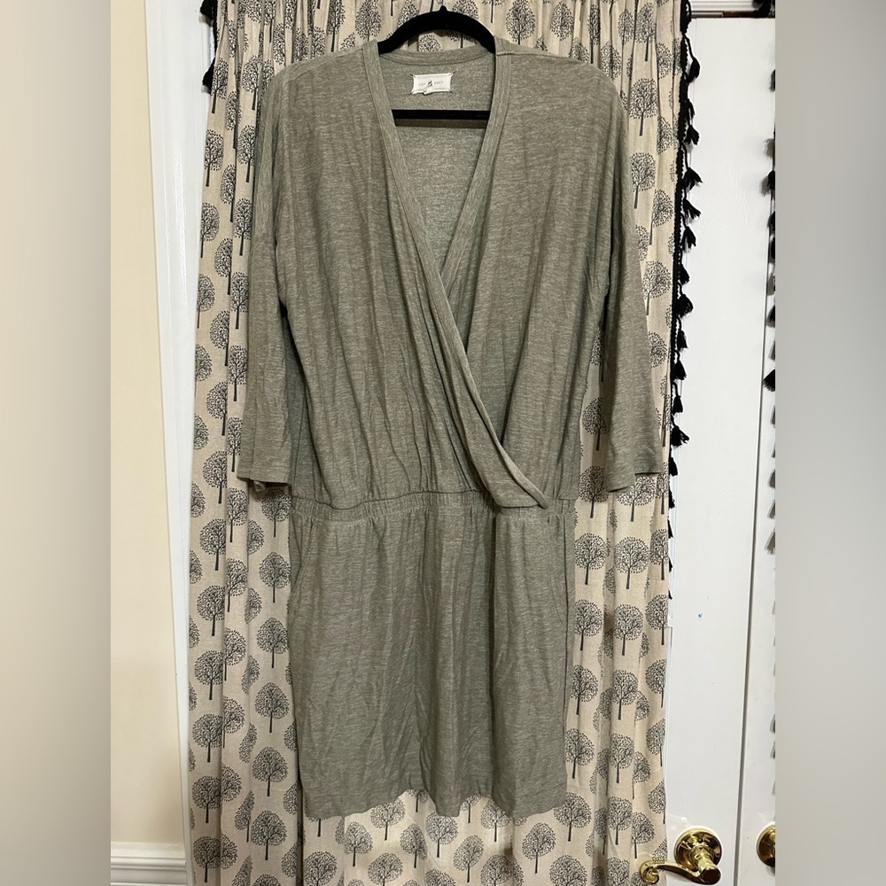 Women’s Lou & Grey Large sage green wraparound dress with elastic waist pockets